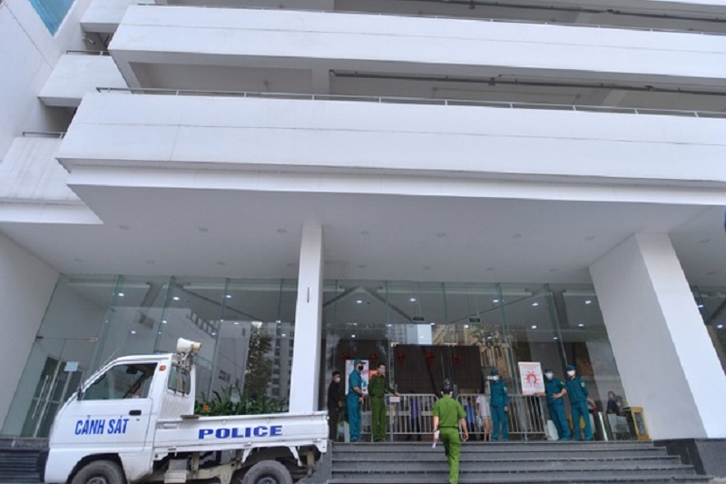 Từ tầng 8 đến tầng 31 của tòa nhà Center Point ở 27 Lê Văn Lương bị phong tỏa tạm thời trong 2 ngày vì vợ chồng Giám đốc Hacinco mắc Covid-19.