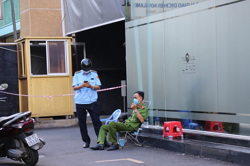 Lực lượng chức năng chốt chặn tòa nhà Novaland ở Trung tâm quận 1, TP HCM. (Ảnh: Doanh nghiệp và Tiếp Thị).