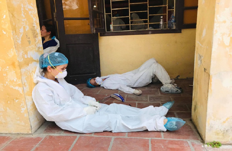 Hình ảnh những y bác sĩ ngất đi vì lấy mẫu xét nghiệm COVID-19 ở Bắc Ninh khiến cộng đồng cảm động.