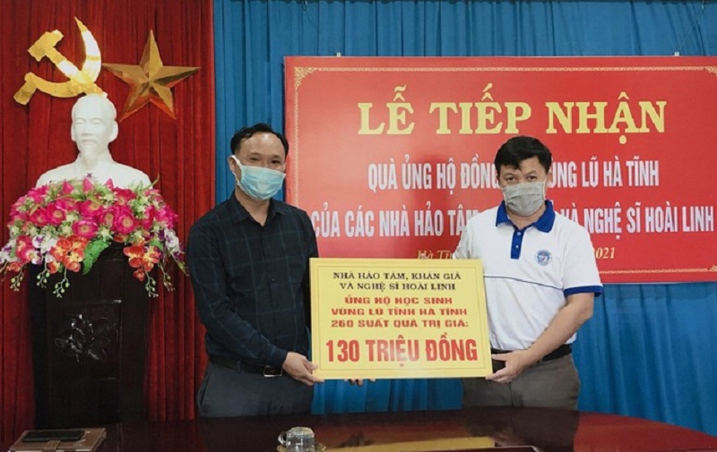 Đại diện của nghệ sĩ Hoài Linh trao quà ủng hộ lũ lụt cho dân miền Trung sau ồn ào 6 tháng 'ngâm tiền' trong tài khoản. (Ảnh: Dân Trí).