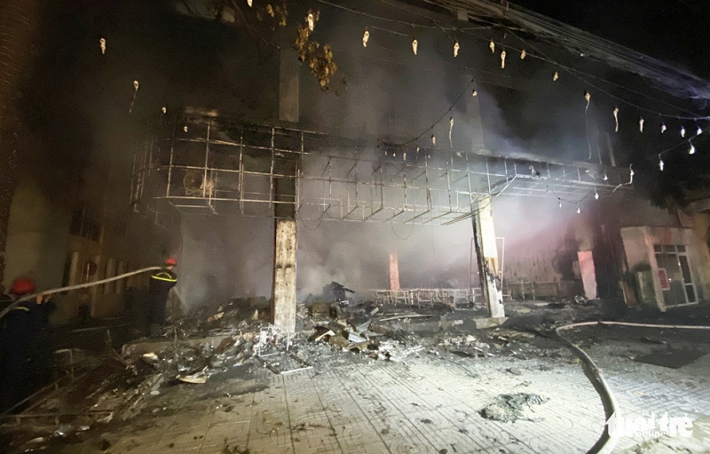 Vụ cháy lớn xảy ra lúc rạng sáng 15/6, khiến việc cứu hỏa tương đối khó khăn.