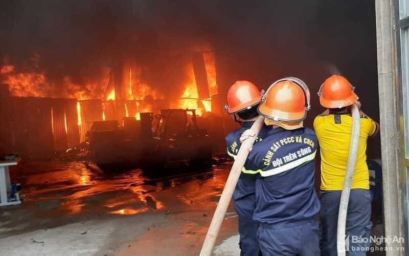 Hiện trường vụ cháy phòng trà làm 6 người chết ở Nghệ An. (Ảnh: Báo Nghệ An).