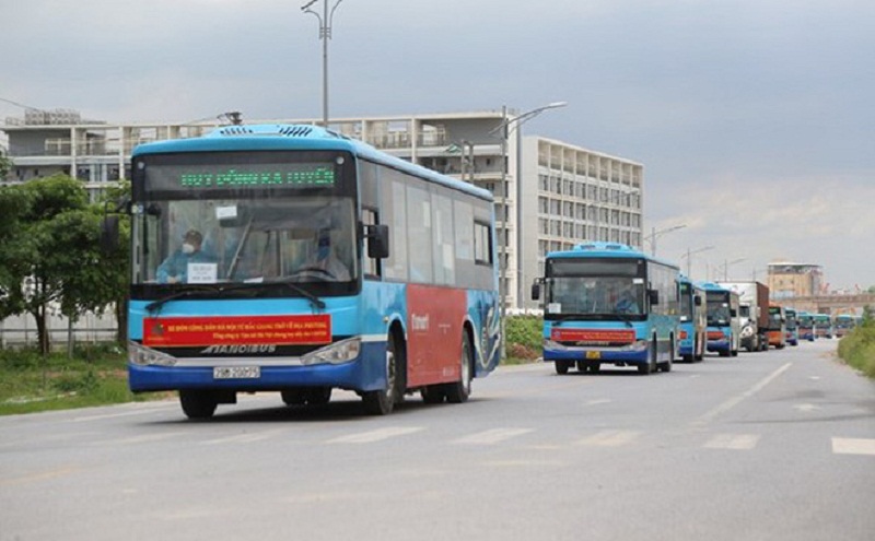 20 xe buýt đến tâm dịch Bắc Giang đón gần 290 người về Hà Nội.