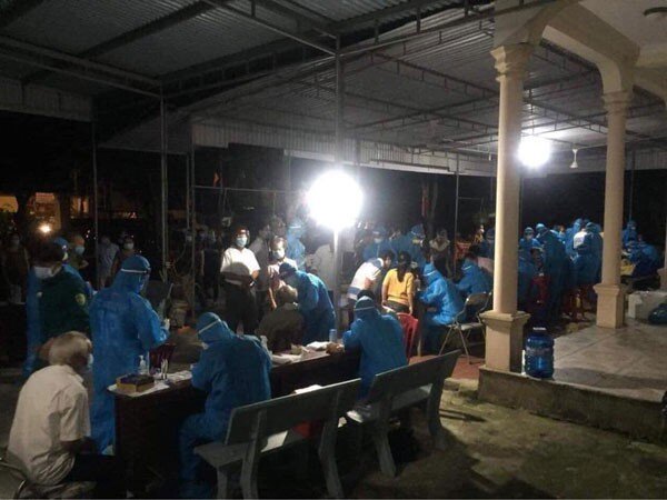Hàng trăm người dân thuộc phường Hưng Dũng được tổ chức lấy mẫu xét nghiệm trong đêm.