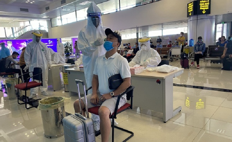 Tình hình dịch bệnh COVID-19 Hà Nội ngày 18/6: Tìm người trên chuyến bay có ca nhiễm.