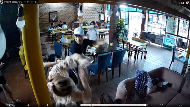 Hình ảnh người chồng đấm thẳng mặt nữ diễn viên ngay tại quán ăn. (Ảnh: Cắt từ clip).