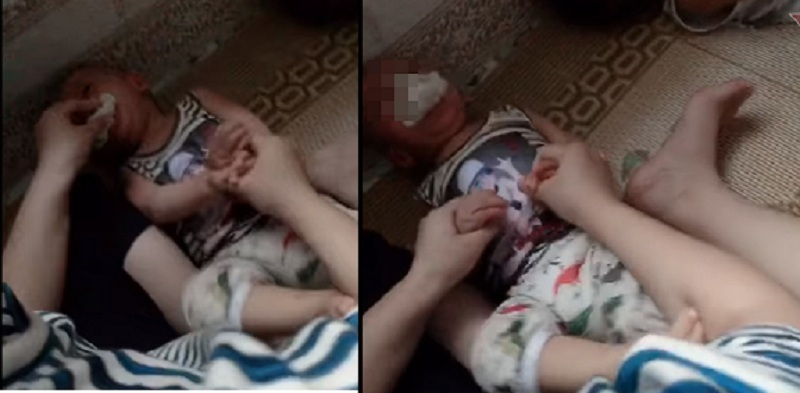 Sau khi bé bị bịt miệng bởi giẻ, người phụ nữ này còn nắm chặt tay chân để bé không giãy giụa, mặc dù bé òa khóc.