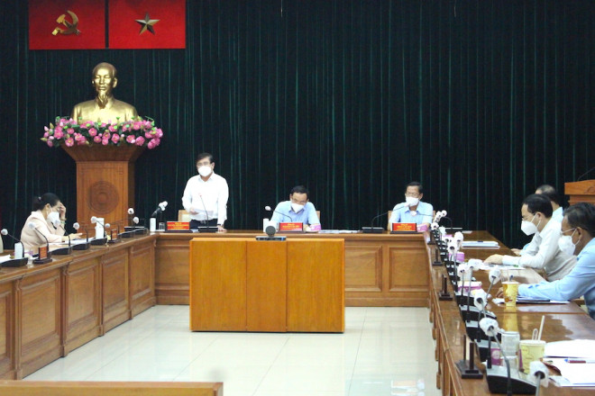 Chủ tịch UBND TP HCM Nguyễn Thành Phong phát biểu tại cuộc họp. (Ảnh: LÊ THOA - Pháp Luật TP HCM).
