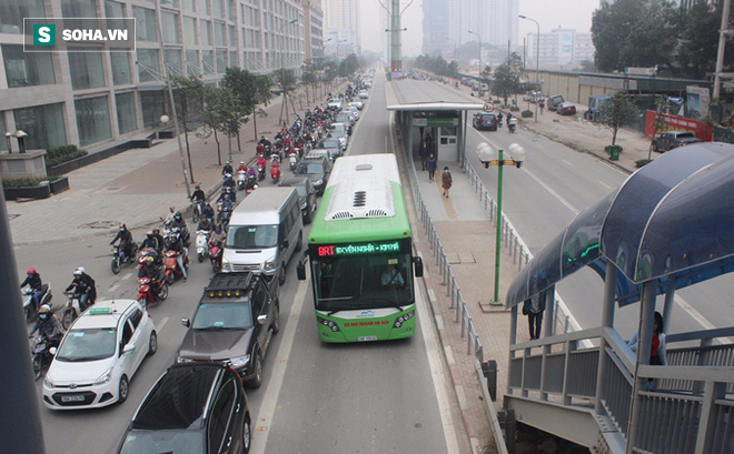 Trong khi các phương tiện chen chúc trong làn đường chật hẹp thì BRT được ưu tiên giành riêng làn nhưng vắng khách đi. (Ảnh: SOHA.VN).