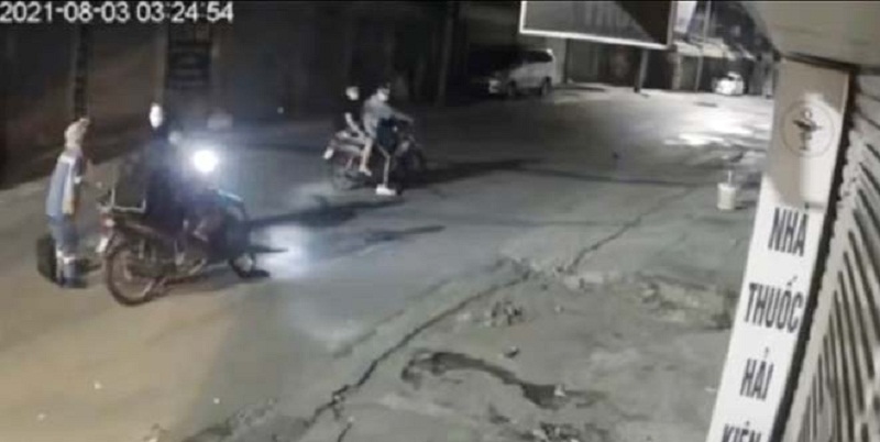 Nữ công nhân quét rác ở Hà Nội bị 4 tên cướp dí kiếm vào cổ, cướp xe máy. (Ảnh: Cắt từ clip).