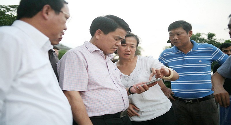 Ông Nguyễn Đức Chung - cựu Chủ tịch UBND TP Hà Nội trong một lần đi thị sát việc làm sạch ao hồ. (Ảnh: IT).