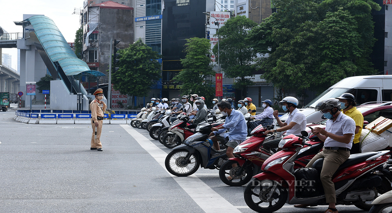 Hà Nội tiếp tục giãn cách xã hội đến 6h ngày 6/9. (Ảnh: Người dân đổ ra đường bất chấp giãn cách - nguồn: Dân Việt).