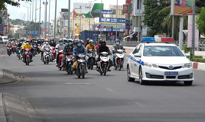 Có 400 người đi xe máy từ Đồng Nai về Ninh Thuận nhiễm COVID-19. (Ảnh: Vnexpress).