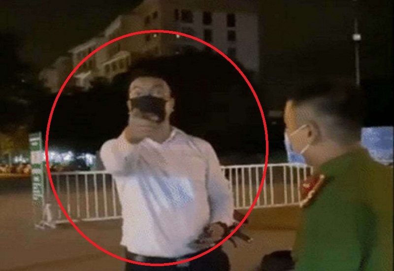 Hình ảnh người đàn ông tự xưng 'tiến sỹ VTV' được camera người dân ghi lại.