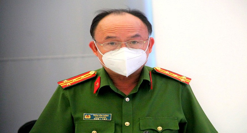 Đại tá Trần Văn Chính, Phó Giám đốc Công an tỉnh Bình Dương thông tin vụ người đàn ông tử vong sau khi 5 bệnh viện, phòng khám không tiếp nhận cấp cứu. (Ảnh: Dân Trí).