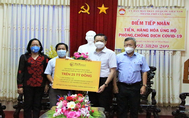 Đại diện Tập đoàn T&T Group trao tặng gói trang thiết bị, vật tư y tế trị giá trên 25 tỷ đồng cho ông Dương Tấn Hiển - Phó Chủ tịch Thường trực UBND TP Cần Thơ (thứ 2 từ phải sang).