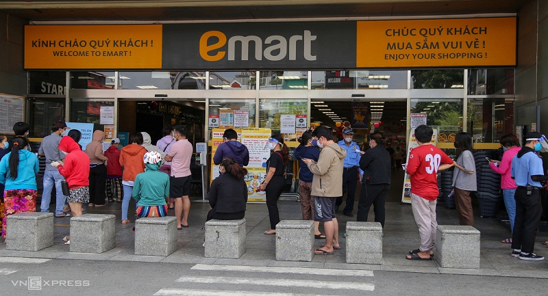 Dòng người chờ đợi tại siêu thị Emart trên đường Phan Văn Trị, quận Gò Vấp, TP HCM sáng 21/8. (Ảnh: Vnexpress).
