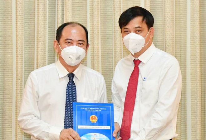 Ông Tăng Chí Thượng (bên trái) nhận quyết định làm Giám đốc Sở Y tế TP HCM. (Ảnh: Thành ủy TP HCM).