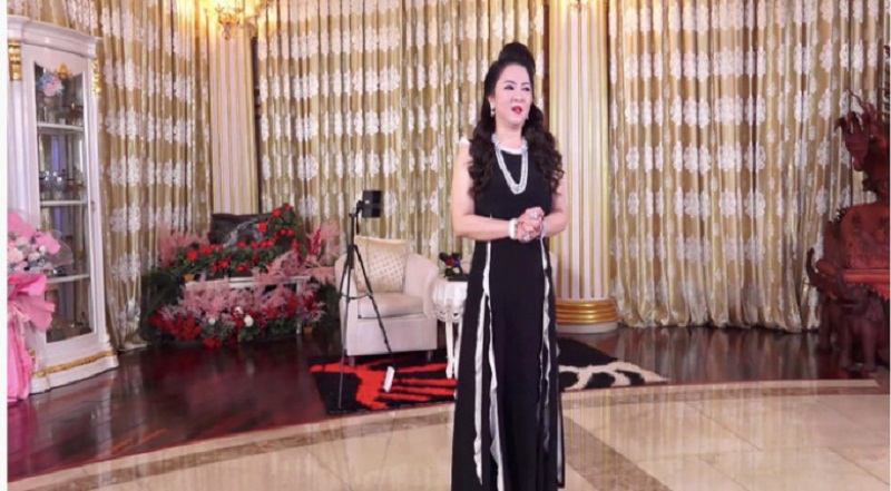 Bà Nguyễn Phương Hằng liên tục livestream gọi tên các nghệ sĩ.