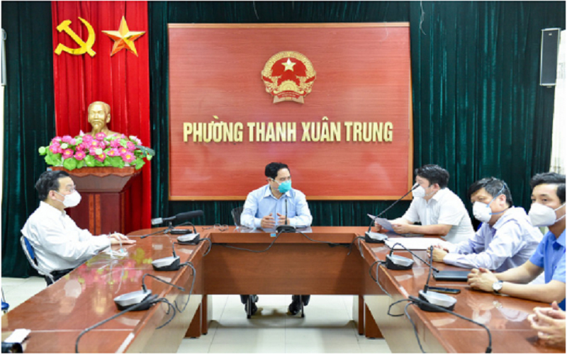Thủ tướng và đoàn kiểm tra đã đến UBND phường Thanh Xuân Trung để làm việc trực tuyến với Hà Nội tại điểm cầu UBND phường. (Ảnh: VGP).
