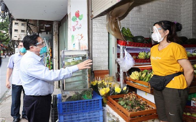 Thủ tướng kiểm tra công tác phòng chống dịch tại một cửa hàng trên phố Nguyễn Tuân, quận Thanh Xuân - Ảnh: (VGP).