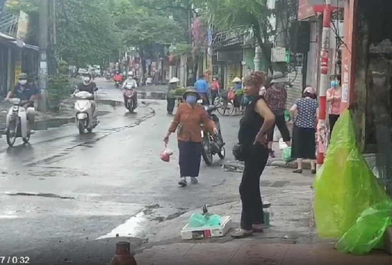 Người dân vô tư họp chợ cóc, không đeo khẩu trang tại phường Mai Động, Q. Hoàng Mai, TP. Hà Nội. (Ảnh cắt từ clip: H.P).