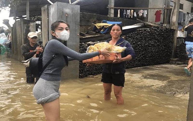 Hình ảnh ca sĩ Thủy Tiên lội nước đi từ thiện ủng hộ đồng bào lũ lụt miền Trung được nhiều người khen ngợi.