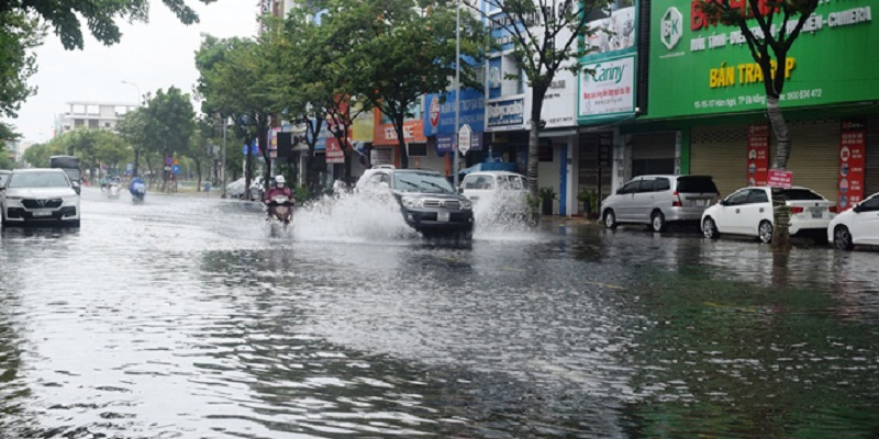 Đường phố Đà Nẵng chìm trong biển nước do mưa lớn từ bão số 5 gây ra. (Ảnh: BĐN).