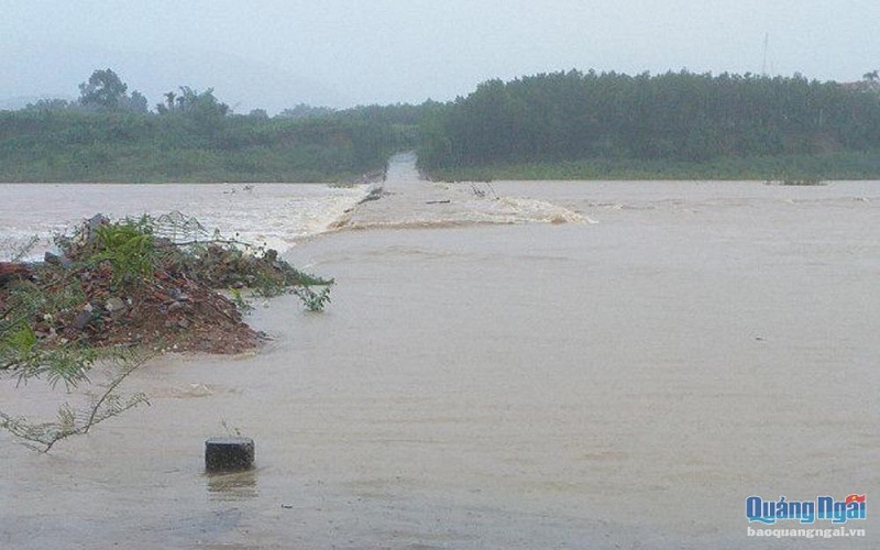 Mưa lớn, cầu tràn Sơn Linh - Sơn Giang (Sơn Hà, Quảng Ngãi) hiện đã ngập hơn 0,5m. (Ảnh: Báo Quảng Ngãi).