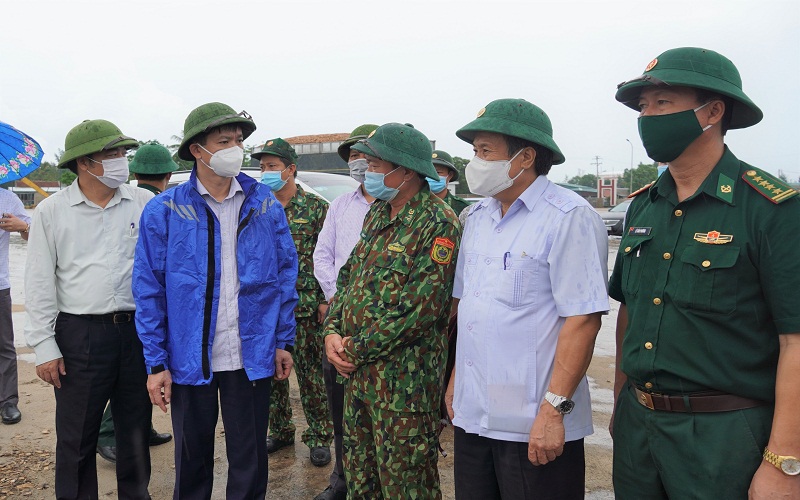 Lãnh đạo tỉnh Quảng Trị đi thăm, chỉ đạo công tác phòng chống bão số 5. (Ảnh: Báo Quảng Trị).