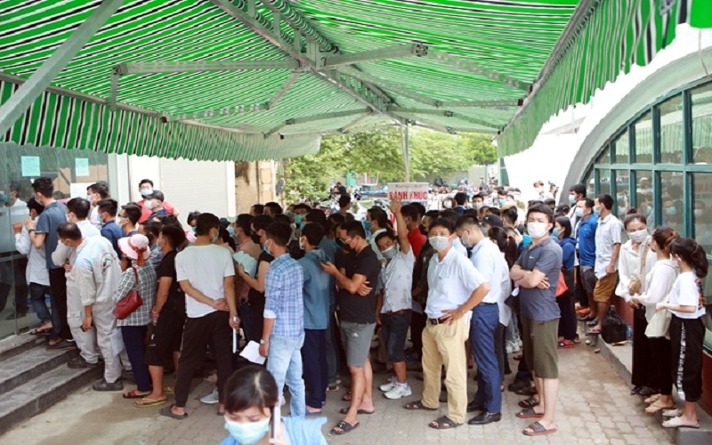 Tình hình dịch COVID-19 tại Hà Nội ngày 11/9, người dân xếp hàng tiêm vắc xin tại Hà Nội.