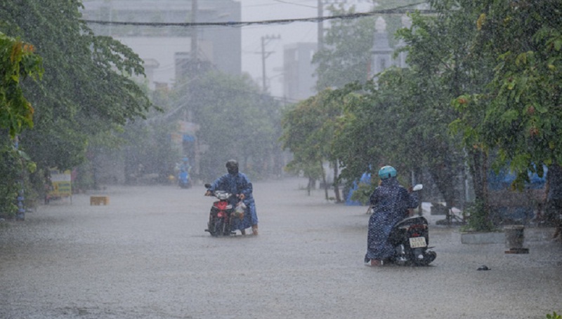 Bão số 5 gây mưa to ở Đà Nẵng làm đường phố ngập nước gây nên cảnh xe chết máy khiến người dân phải dắt bộ. (Ảnh: Tuổi Trẻ TP HCM).