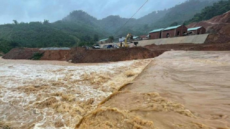Mưa xối xả, nước lũ cuốn trôi đập tràn ở huyện Phước Sơn. (Ảnh: Báo Giao Thông).