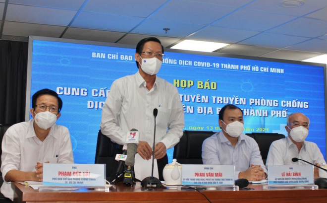 Chủ tịch UBND TP HCM Phan Văn Mãi thông tin tại buổi họp. (Ảnh: Hữu Khoa).