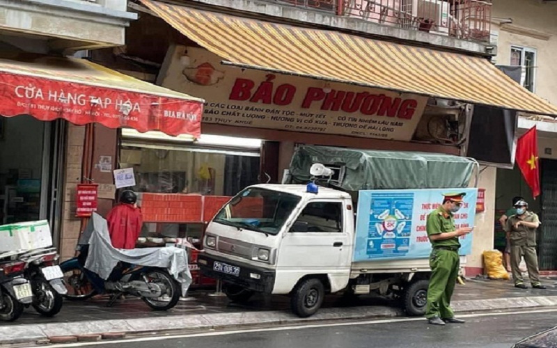 Lực lượng công an chốt trực tại tiệm bánh trung thu Bảo Phương.