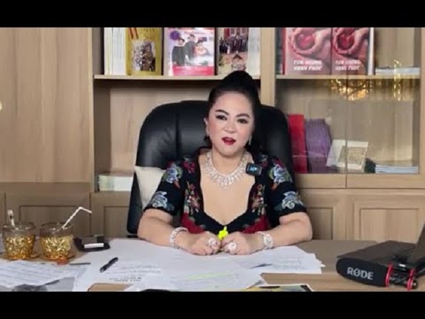 Bà Nguyễn Phương Hằng liên tục livestream kêu tên các nghệ sĩ, ca sĩ, MC sao kê tài khoản từ thiện.
