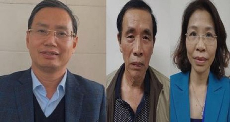 Bị can Nguyễn Văn Tứ (trái ngoài cùng) và một số cán bộ Sở Kế hoạch và Đầu tư Hà Nội bị bắt.
