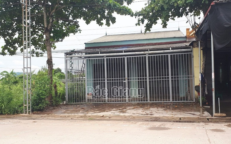 Ngôi nhà ông H. dùng làm nơi tiếp đón, khám chữa bệnh nằm cách trụ sở UBND xã Hồng Giang hơn 100 mét. (Ảnh: Báo Bắc Giang).