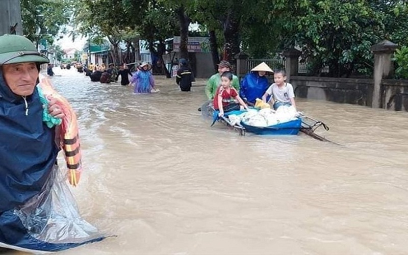 Mưa lũ gây ngập nặng, người dân huyện Quỳnh Lưu (Nghệ An) tìm nơi sơ tán. (Ảnh: Lao Động).