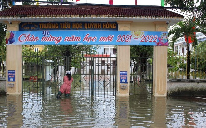 Trường tiểu học bị nước lũ bủa vây.