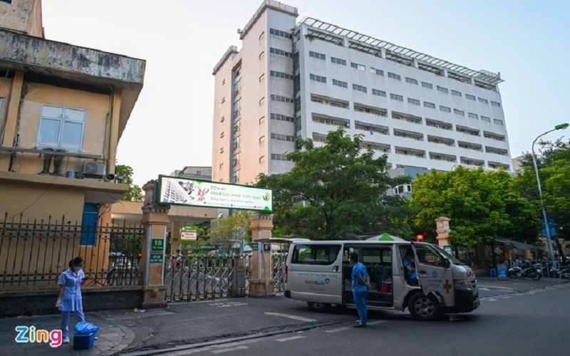 Phong tỏa Bệnh viện Việt Đức, Hà Nội sau khi phát hiện người mắc COVID-19. (Ảnh: Zing.vn).
