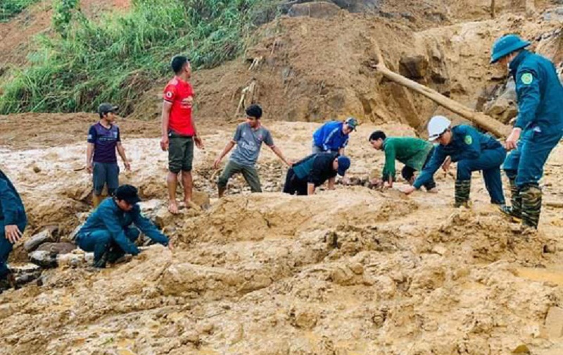 Tìm kiếm người bị vùi lấp trong vụ sạt lở đất ở Quảng Nam mùa mưa lũ 2020.