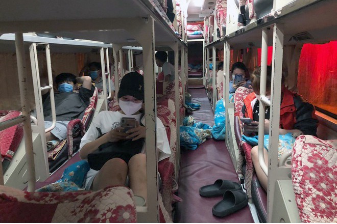 Xe giường nằm chở khách định ra khỏi Hà Nội.