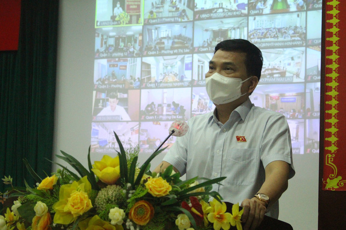Đại tá Nguyễn Sỹ Quang - Phó Giám đốc Công an TP HCM trả lời cử tri về vấn đề ồn ào sao kê từ thiện của nghệ sĩ sáng 7/10. (Ảnh: Người Lao Động).