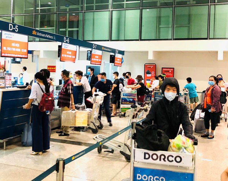 Người dân bay từ TP HCM về Hà Nội phải cách ly tập trung 7 ngày.
