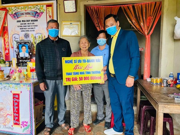 Đoàn từ thiện của nghệ sỹ Hoài Linh trao tặng nhà tình thương cho hộ dân tại xã Quế An, tại huyện Quế Sơn. (Ảnh do Uỷ ban MTTQ Việt Nam huyện Quế Sơn cung cấp).