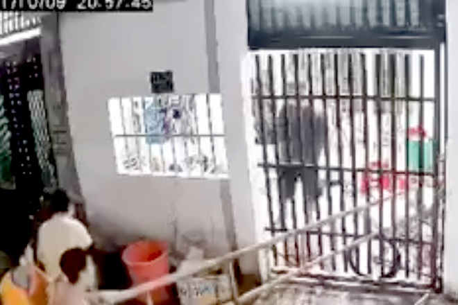 Người dân dùng thang tre chốt cửa để nhốt đối tượng Quang trong nhà. (Ảnh: Cắt từ camera an ninh).