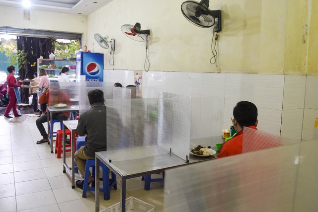 Hà Nội cho phép hàng quán mở cửa ăn, uống tại chỗ từ 6h ngày mai (14/10).