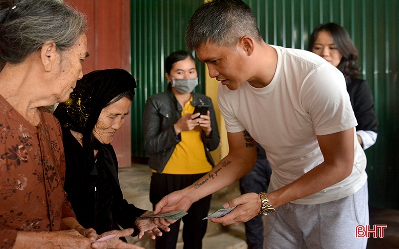 Cựu cầu thủ Lê Công Vinh cùng vợ đi trao quà cho người dân vùng lũ Hà Tĩnh. (Ảnh: Báo Hà Tĩnh).