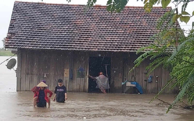 Mưa lũ ở miền Trung gây sat lở, ngập lụt ở nhiều nơi.